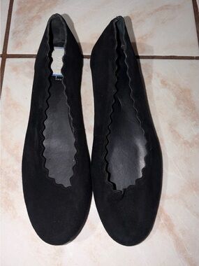 Van Eli Black Scalloped-Edge Ballet Flats